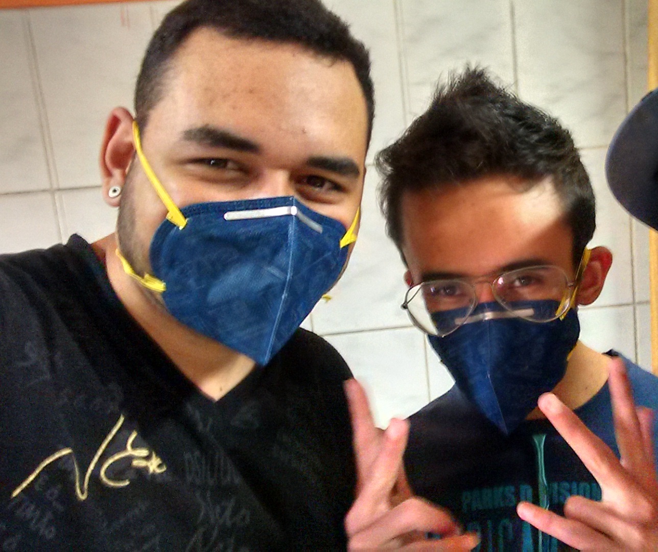 Paulo e Fabio limpando o studio